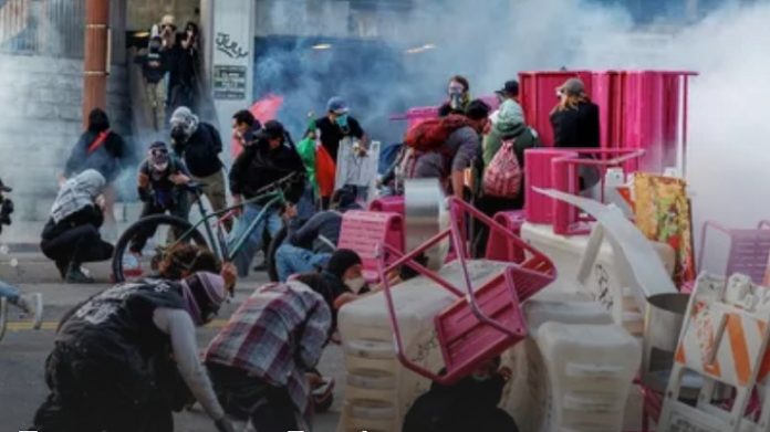 Протестующие в Лос-Анджелесе возвели баррикады Протестующие в Лос-Анджелесе возвели баррикады