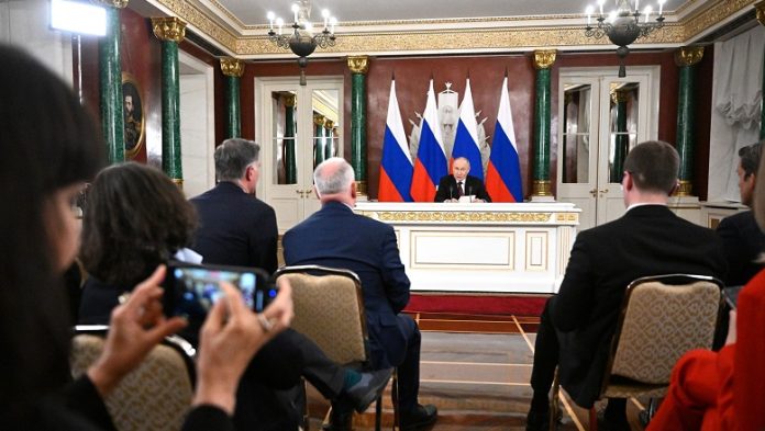 Ход ферзем: Путин одной фразой разрушил ультиматум-ловушку Европы и Киева Ход ферзем: Путин одной фразой разрушил ультиматум-ловушку Европы и Киева
