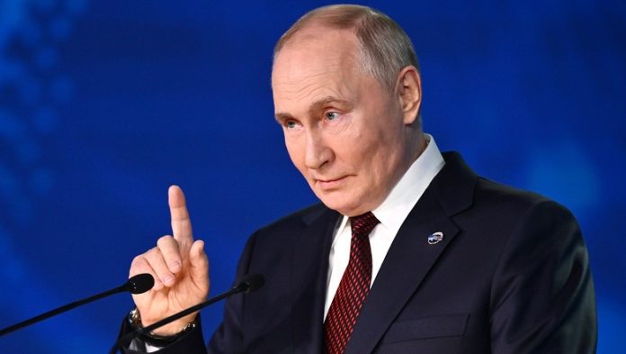 Путин противопоставил простой народ и элиты: деньги украли, «пальцы веером» Путин противопоставил простой народ и элиты: деньги украли, «пальцы веером»